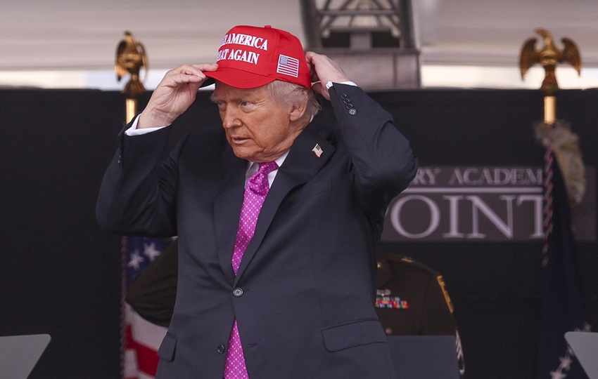 El presidente estadounidense, Donald Trump, sale de una ceremonia de graduación de la Academia Militar de EE. UU. Foto: EFE