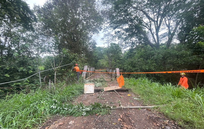 Bolívar Nieto, director provincial del Sinaproc en Panamá Oeste, informó que en ambos puentes se colocaron cintas de advertencia; no obstante, algunos residentes han retirado las mismas y continúan utilizando los puentes pese al peligro. Foto. Sinaproc