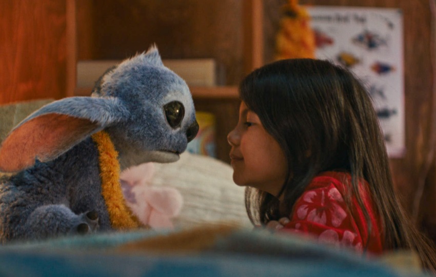 El personaje de ficción Stitch (i) y la joven actriz Maia Kealoha (d) como Lilo. Foto:  EFE / Disney