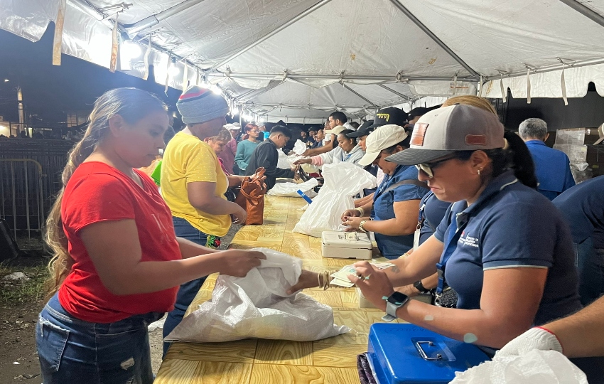 Panameños comprando en una agroferia del IMA: Foto: Archivo.