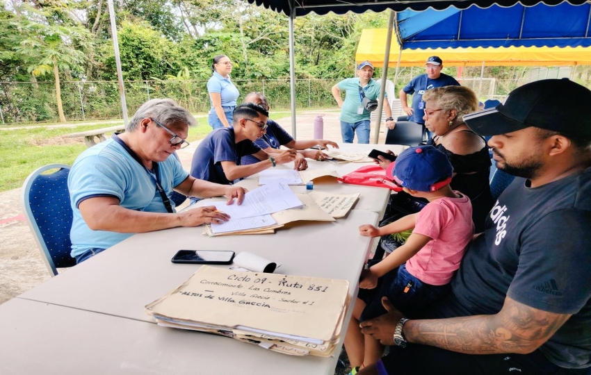 Ciudadanos formalizan su estatus en el Idaan. Foto: Cortesía.