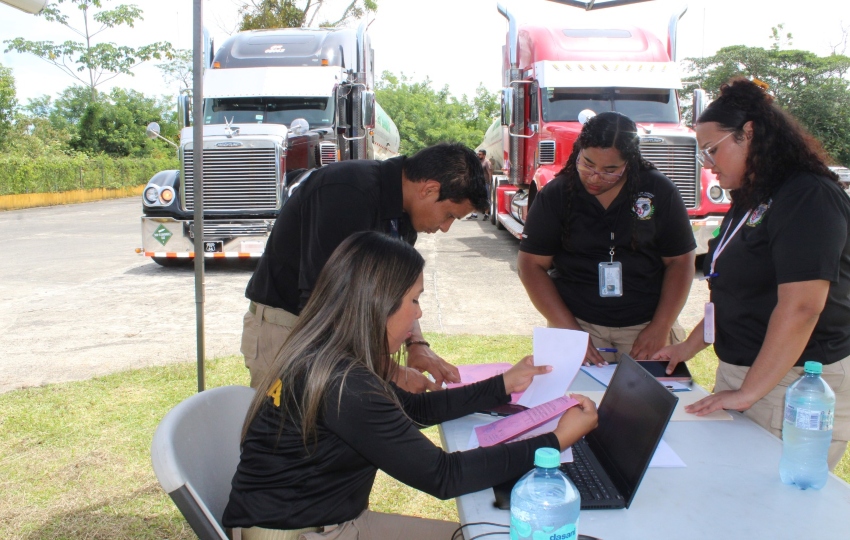 Aduanas verifica mercancía. Foto: Cortesía.