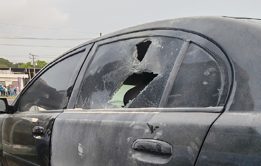  El Comisionado Adolfo Pérez, jefe de la Zona Policial de Panamá Oeste, indicó que fue un manifestante el que tomó el bote de gas lacrimógeno y lo lanzó dentro del auto. Foto. Eric Montenegro
