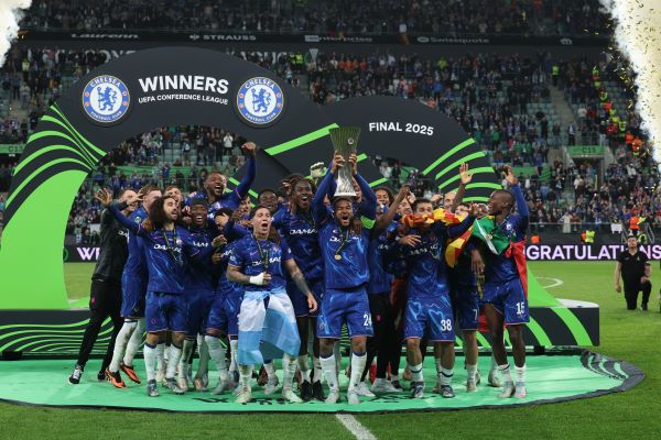 El equipo del Chelsea festeja su título. Foto: EFE