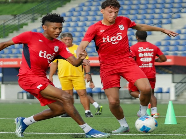 Karlo Kuranyi (der.) en los entrenamientos de la Sub-20. Foto: FPF