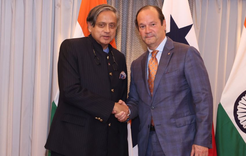 El residente del Comité Parlamentario de Asuntos Exteriores de India, Shashi Tharoor, junto al canciller panameño, Javier Martínez-Acha. Foto: Cortesía