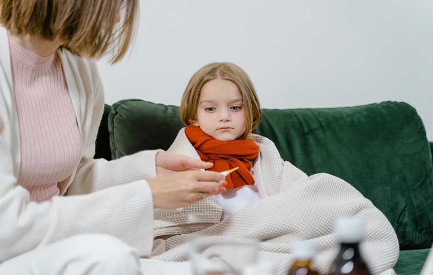 Algunos síntomas de esta enfermedad son: fiebre elevada, dolor de cabeza, rigidez de la nuca, sensibilidad a la luz. Foto: Pexels