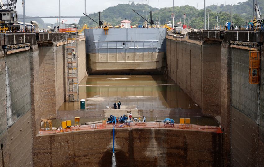 Personas trabajan en labores de reacondicionamiento y mantenimiento preventivo en cámara seca, en las esclusas de Pedro Miguel del Canal de Panamá. Foto: EFE