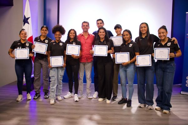 Equipo de futsal femenino recibió un reconocimiento en Pandeportes. Foto: Pandeportes