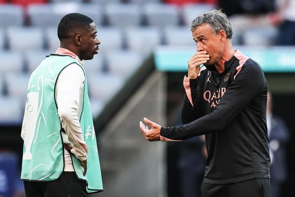 Luis Enrique Martínez, técnico del PSG, convera con Dembélé. Foto: EFE