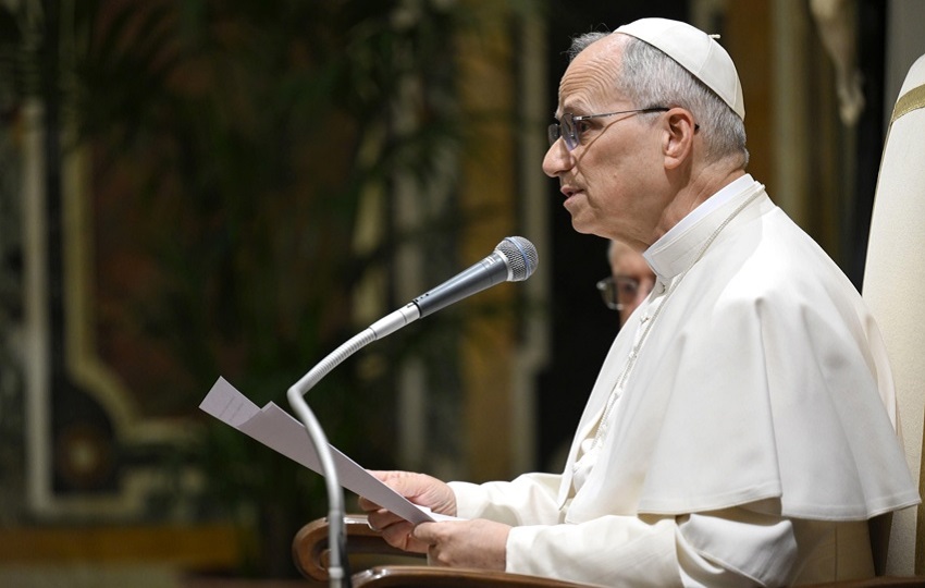 El papa León XIV se dirige a una audiencia con participantes y representantes de movimientos pacifistas, en la Ciudad del Vaticano, el 30 de mayo de 2025. EFE