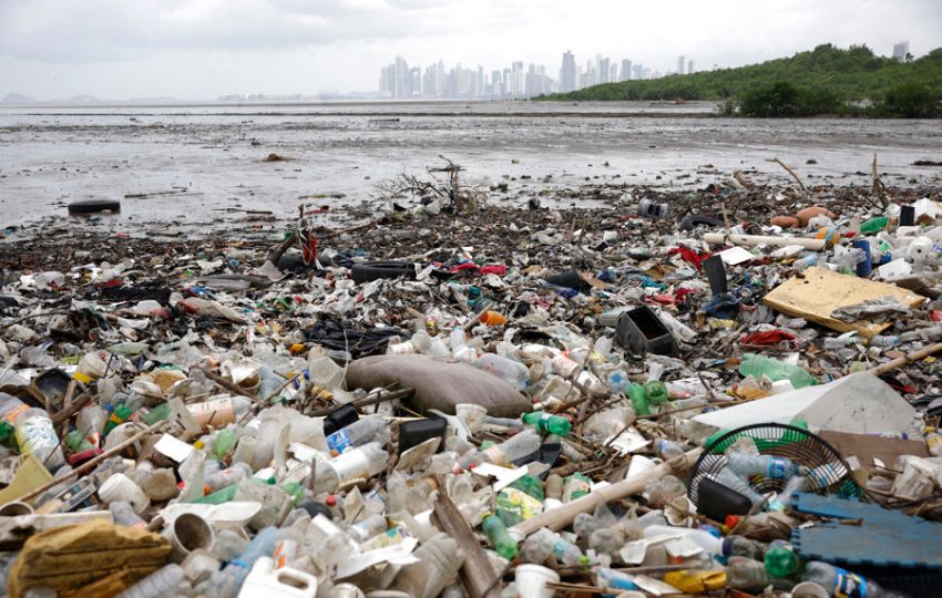Escombros y plásticos en una bahía en la Ciudad de Panamá. Foto: EFE