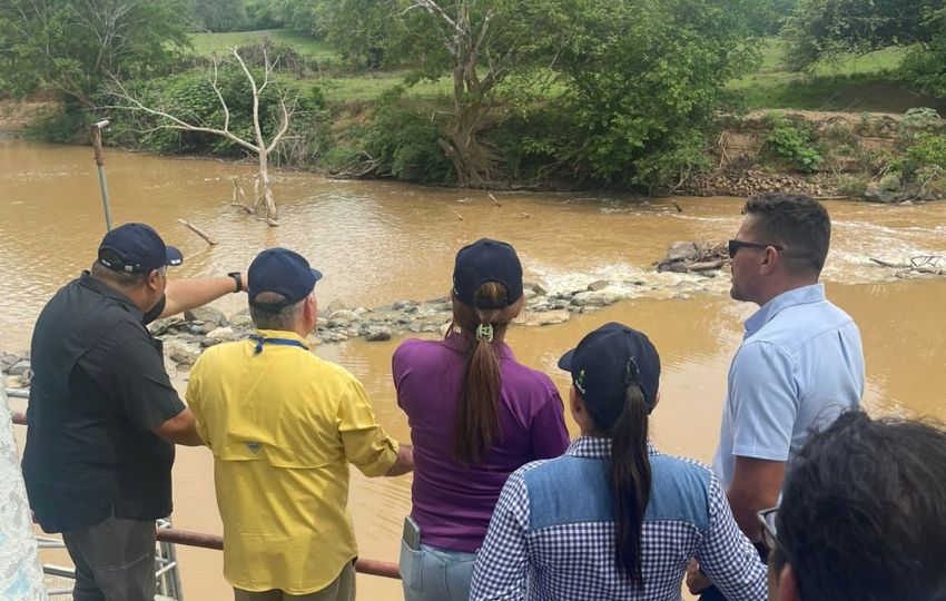 Analizan la calidad del agua en el río La Villa. Foto: Cortesía