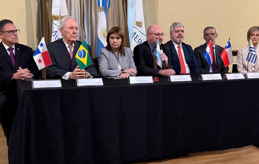 Durante la firma de acuerdo. Foto: Cortesía