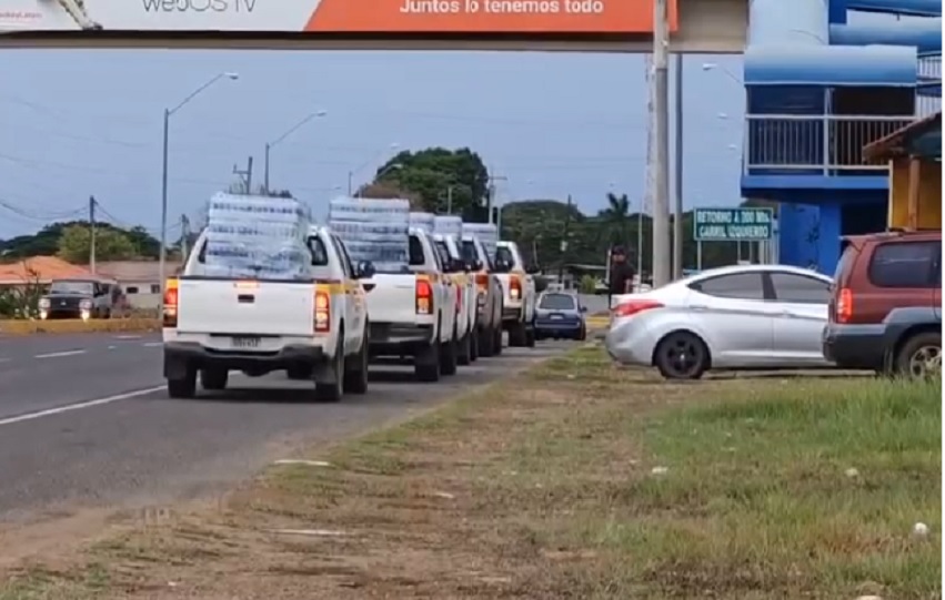 En la provincia de Los Santos, se han distribuido hasta este sábado un total de 1,594 cajas de agua embotellada. Foto. Cortesía En la provincia de Los Santos, se han distribuido hasta este sábado un total de 1,594 cajas de agua embotellada. Foto. Cortesía