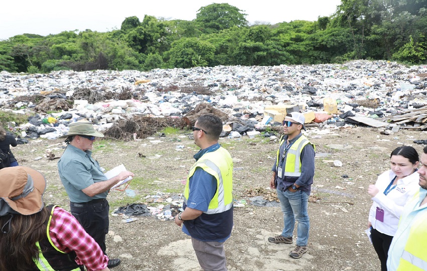 Se realizó una inspección al vertedero a cielo abierto en Macaracas. Foto. Cortesía. MiAmbiente