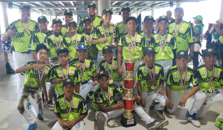Panamá Oeste con el trofeo de campeón en el nacional de béisbol U12. Foto: Fedebeis