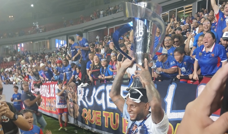 Alberto 'Negrito' Quintero celebra con la copa el título de campeón del Apertura 2025 de la LPF. Foto: Jaime A. Chávez R.
