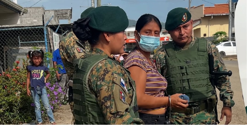 Tres mujeres figuran entre los cuatros indígenas que quedaron detenidos en forma provisional. Foto: Internet