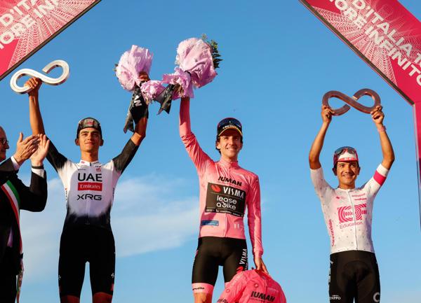 El británico Simon Yate (cent.) ganó el giro de Italia, Isac Del Toro (izq.) y el italiano Matteo Moschetti. Foto: EFE