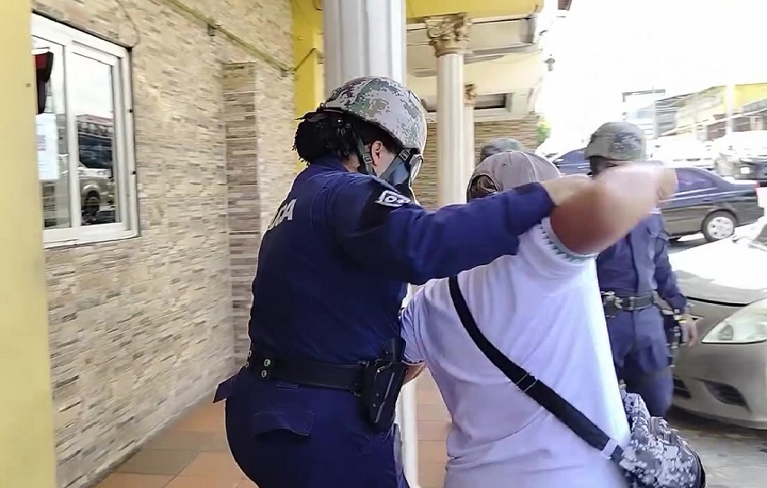 Los educadores aprehendidos fueron subidos a un microbús del Ministerio de Salud (Minsa) y trasladados al cuartel de la décima zona de policía de La Chorrera. Foto. Eric Montenegro