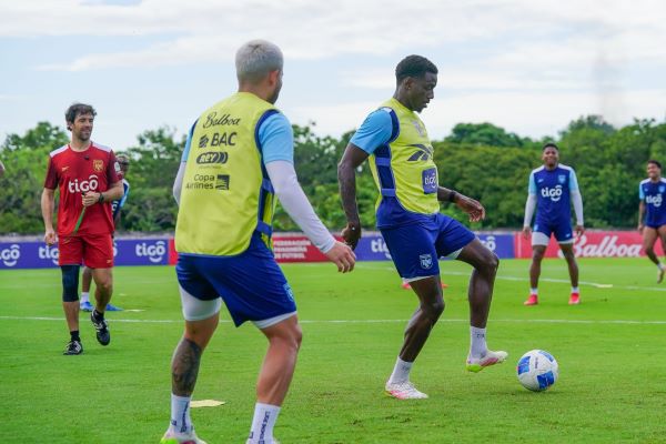 José 'Coto' Córdoba con el balón. Foto: FPF