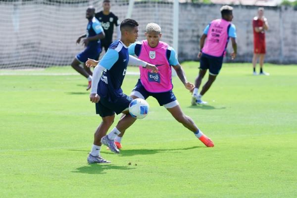 Iván Anderson (der.) en los entrenamientos de la selección. Foto: FPF