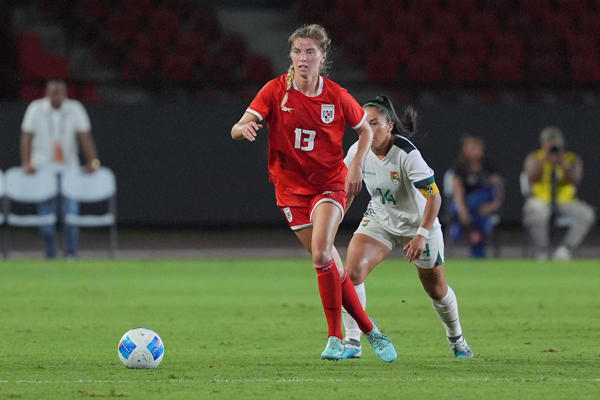 Riley Tanner (13) de Panamá disputa un balón con Ana Rojas de Bolivia. Foto: EFE