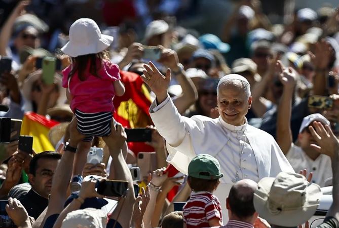El papa León XIV saluda a la gente congregada en la Plaza de San Pedro. Foto: EFE