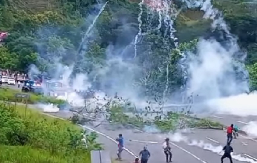 Las Unidades de Control de Multitudes se trasladaron al distrito de Tolé con el objetivo de despejar el tramo bloqueado.