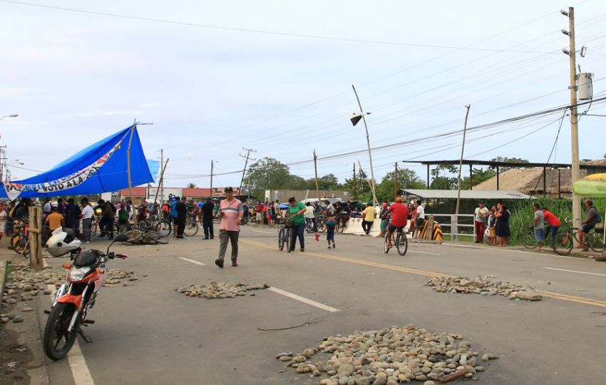 Trabajadores bananeros bloquean una carretera en Changuinola. Foto: EFE