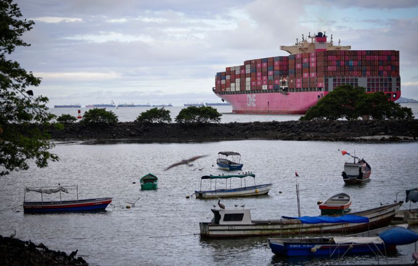 Buque transitando por el Canal de Panamá. Foto: EFE