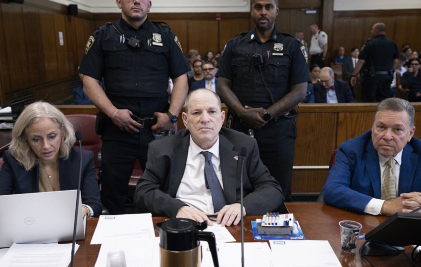 El exproductor de cine estadounidense Harvey Weinstein (al centro). Foto: EFE