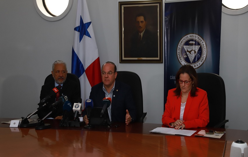 Ricaurte Vásquez, administrador del Canal, junto a Alberto Arias, presidente de la Cciap. Foto: Cortesía