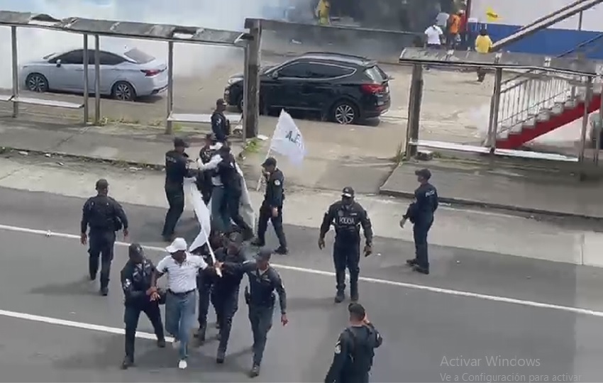 Dos hombres y una mujer fueron detenidos en esta protesta contra la Ley 462 de la CSS.