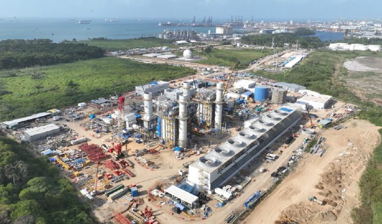 Vista de la construcción de la planta eléctrica a inicios del año pasado. Esta generadora se ubica en isla Telfers en la ciudad de Colón.  Foto: Cortesía