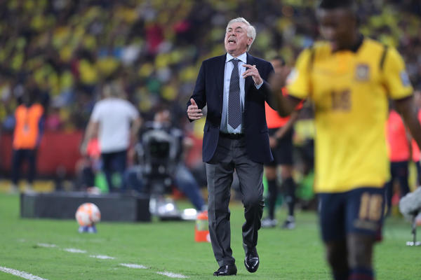 El entrenador de Brasil, Carlo Ancelotti, da instrucciones durante el partido de las eliminatorias sudamericanas ante Ecuador en el estadio Monumental en Guayaquil. Foto: EFE