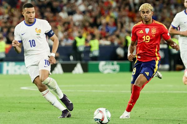 El francés Mbappé (10) y Lamine Yamal, jugador de España. Foto: EFE