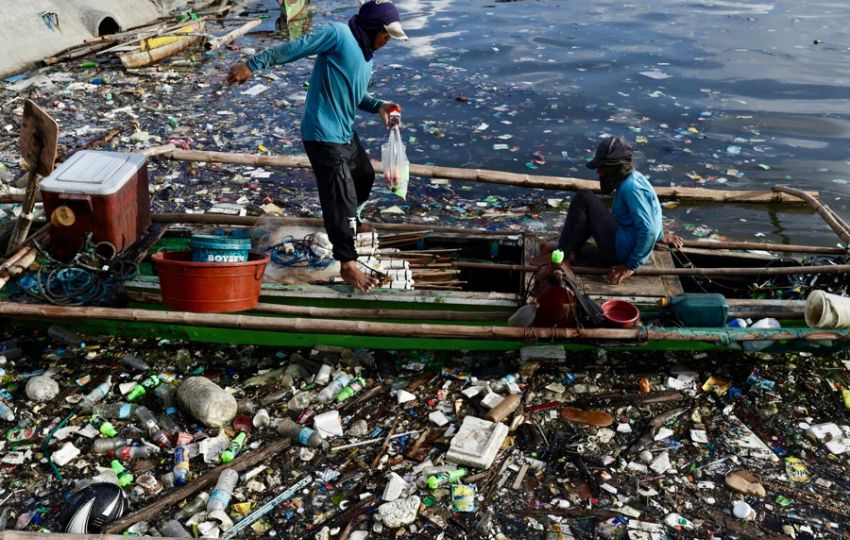 Un barquero en la costa de la bahía de Manila, Filipinas. Foto: EFE