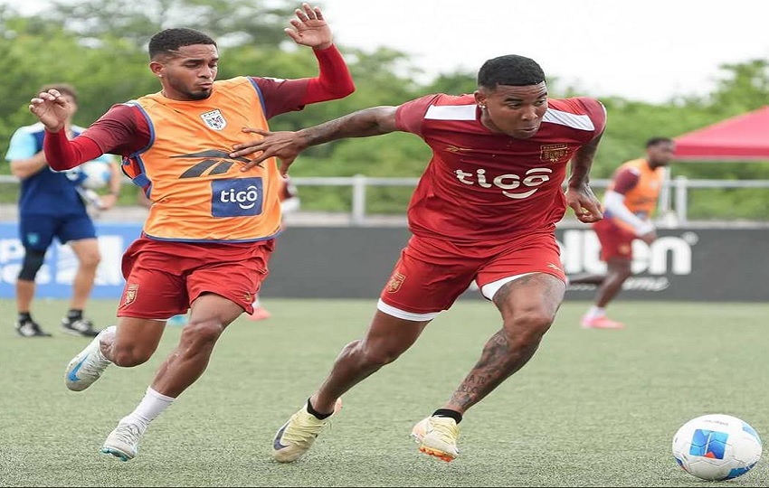 Eduardo Guerrero (der.) en los entrenamientos de la selección de Panamá. Foto: FPF