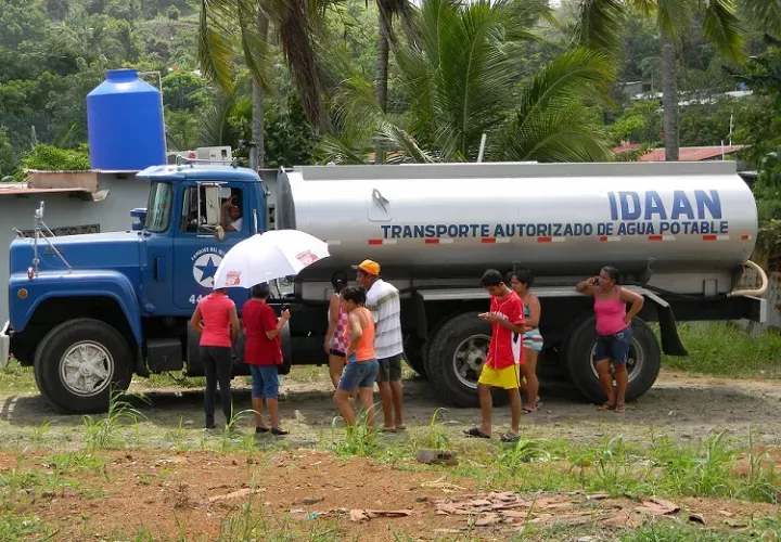 Distribución de agua a través de camiones cisterna. Foto: Cortesía