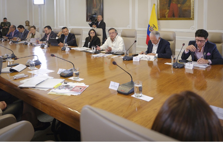 El presidente Gustavo Petro junto a su gabinete. Foto: EFE