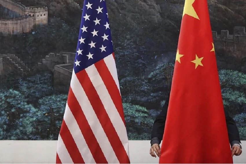 Fotografía de archivo de las banderas de EE.UU. y China previo a una reunión entre representantes de las dos naciones. EFE/Feng LI/Pool