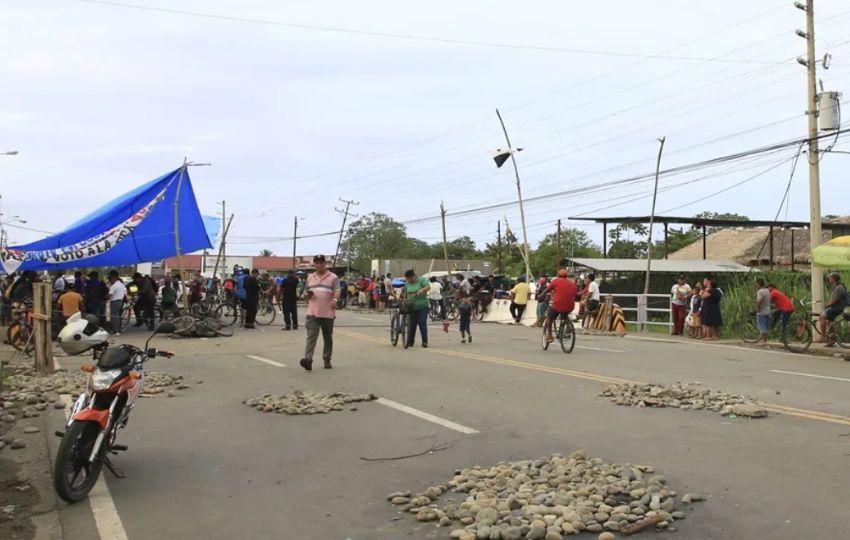 Bloqueo de carretera en Changuinola. Foto: EFE