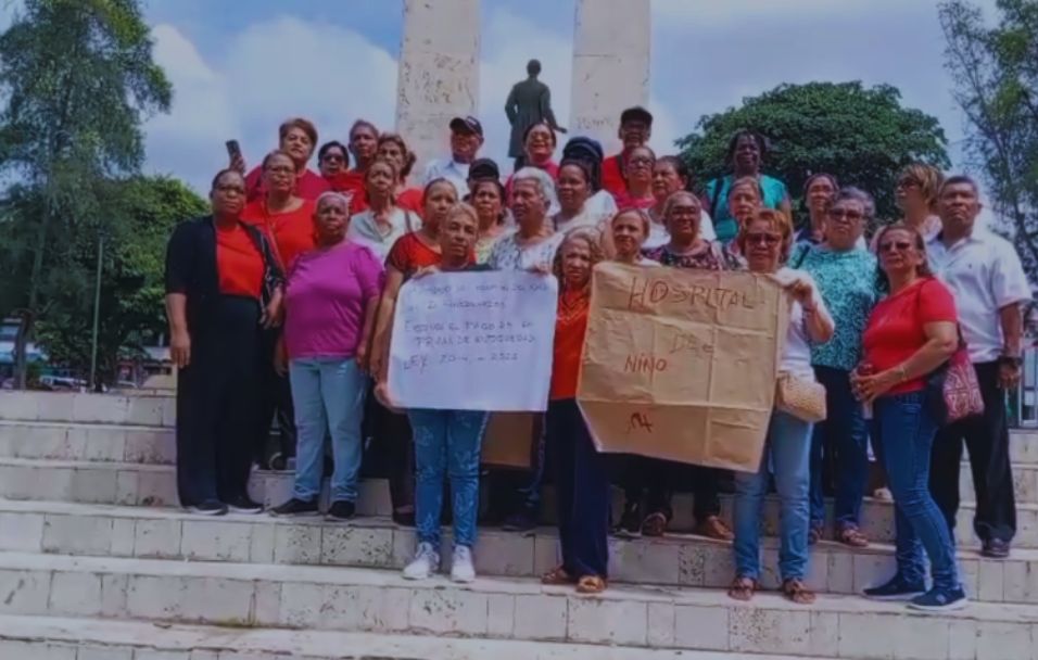 Extrabajadores exigen el pago de la prima de antigüedad. 