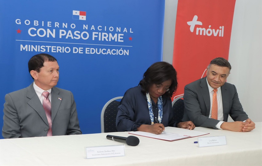 Autoridades del Ministerio de Educación firman acuerdo con la empresa contratada. Foto: Cortesía Autoridades del Ministerio de Educación firman acuerdo con la empresa contratada. Foto: Cortesía