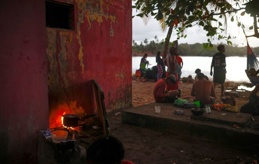 Migrantes venezolanos esperando para abordar un barco que los lleve a la frontera con Colombia. Foto: EFE