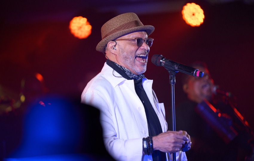 Omar Alfanno en la tarima. Foto: Cortesía