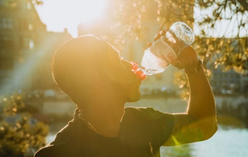 Con estos precios en el agua embotellada se busca evitar la especulación y un aumento en los precios. Foto. Pixabay