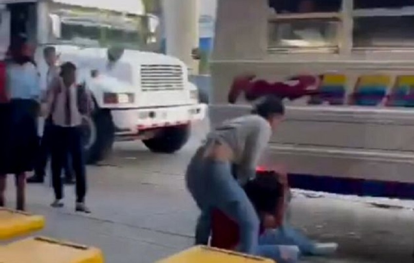 La mujer de entonces 22 años le causó varias heridas en el rostro a la menor de 13 años. Foto: Fotograma